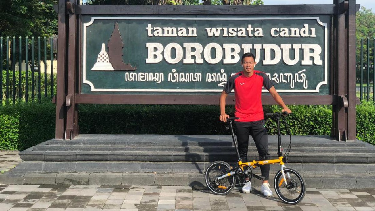Pemain Tira Persikabo, Andy Setyo, gowes untuk menjaga kebugaran. (Foto: dok.Tira Persikabo)