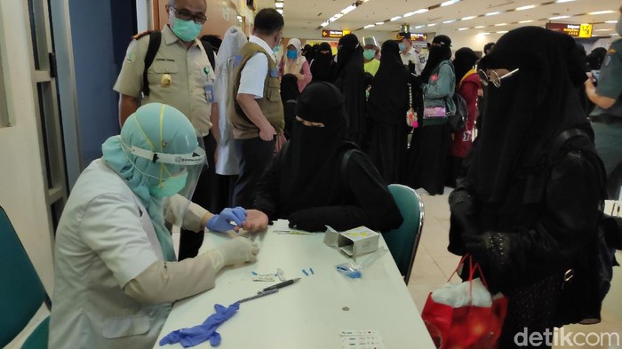 Sebanyak 176 warga Sulsel yang jadi santri di Jatim jalani rapid test begitu tiba di Bandara Hasanuddin (M Bakrie/detikcom)