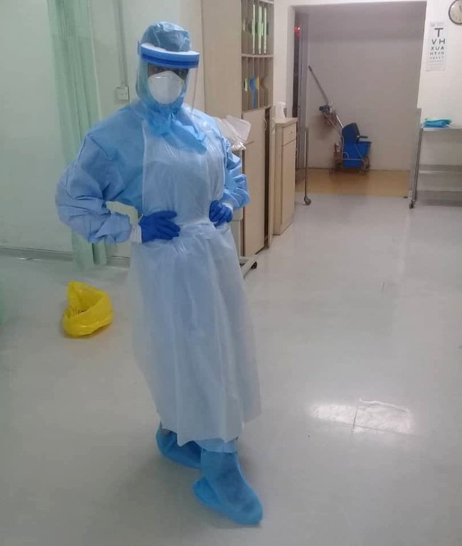 Inilah penampilan Nisha yang sudah siap menangani pasien Corona. Melepas pakaian glamournya, Nisha tampil dengan baju hazmat.  Foto: dok. Instagram