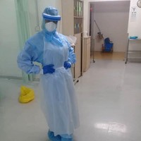 Inilah penampilan Nisha yang sudah siap menangani pasien Corona. Melepas pakaian glamournya, Nisha tampil dengan baju hazmat.  Foto: dok. Instagram