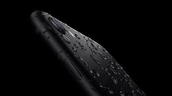 Ponsel ini mengantongi sertifikasi IP67. Foto: Apple