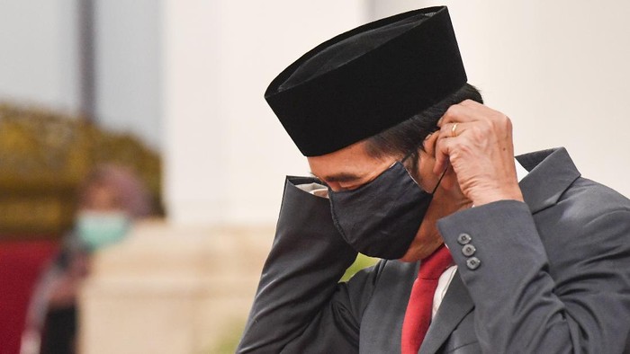 Presiden Joko Widodo (Jokowi) memakai masker saat melantik Wakil Gubernur DKI Jakarta Ahmad Riza Patria di Istana Negara, Jakarta, Rabu (15/4/2020). Ahmad Riza Patria resmi menjabat sebagai Wakil Gubernur DKI Jakarta seusai dilantik Presiden Joko Widodo.
