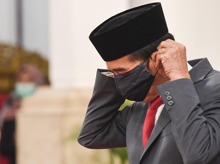 Presiden Joko Widodo (Jokowi) memakai masker saat melantik Wakil Gubernur DKI Jakarta Ahmad Riza Patria di Istana Negara, Jakarta, Rabu (15/4/2020). Ahmad Riza Patria resmi menjabat sebagai Wakil Gubernur DKI Jakarta seusai dilantik Presiden Joko Widodo.