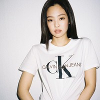 Pada foto lainnya ia bergaya santai dengan t-shirt putih dan jeans biru. Ia tampil simpel dengan riasan wajah natural dan rambut tergerai alami. Foto: Instagram@jennierubyjane