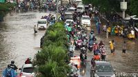 Terendam Banjir, Jalan Penghubung Cimahi-Bandung Macet Parah