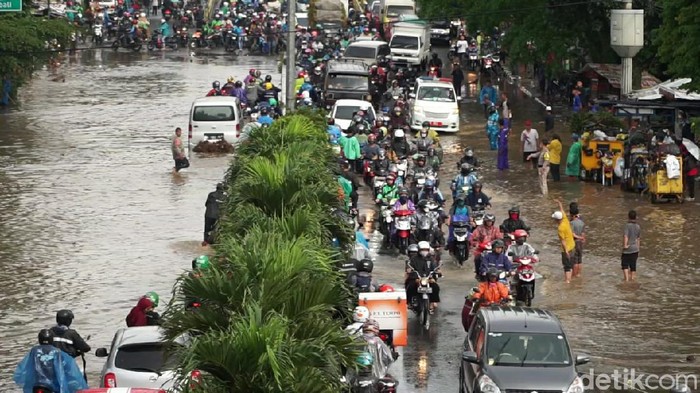 Banjir rendam jalan penghubung Cimahi-Bandung