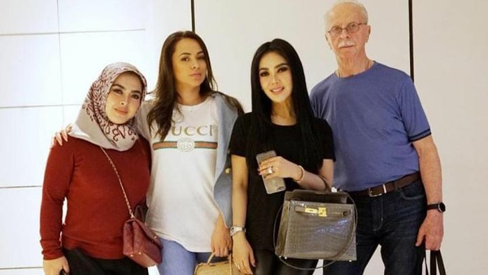 Syahrini Syahrini dan ayah angkatnya.