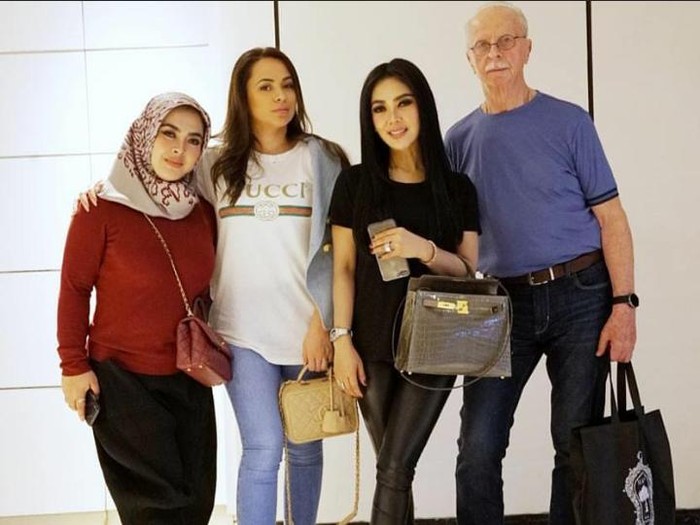 Syahrini dan ayah angkatnya.