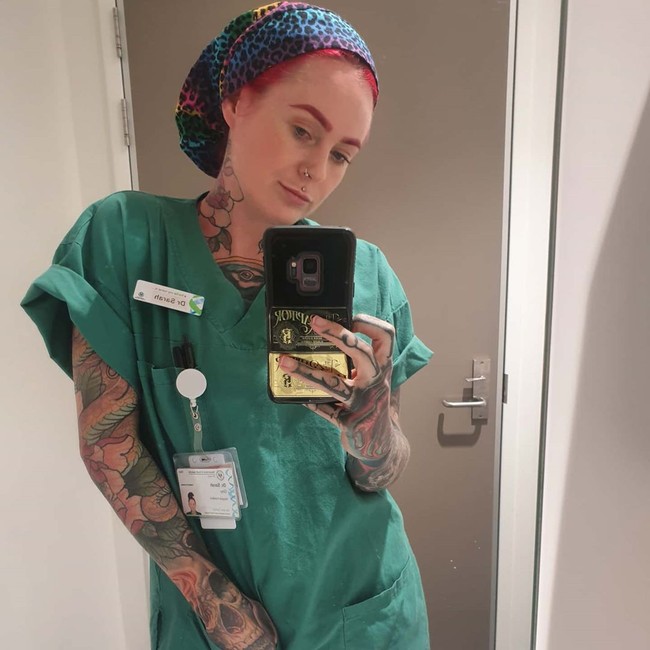 Baru-baru ini, Sarah Jane berbagi kabar kepada hampir 100 ribu pengikutnya di Instagram sembari memberi imbauan terkait COVID-19 yang terjadi akibat virus Corona. Kepada semua yang berada di garda terdepan saat pandemi ini, terima kasih. Kami tetap bekerja untuk membantu kalian, jadi tetaplah di rumah untuk membantu kami, tulis dia. (Foto: Instagram/@rosesarered_23)