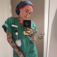 Baru-baru ini, Sarah Jane berbagi kabar kepada hampir 100 ribu pengikutnya di Instagram sembari memberi imbauan terkait COVID-19 yang terjadi akibat virus Corona. Kepada semua yang berada di garda terdepan saat pandemi ini, terima kasih. Kami tetap bekerja untuk membantu kalian, jadi tetaplah di rumah untuk membantu kami, tulis dia. (Foto: Instagram/@rosesarered_23)