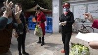 Bahkan di negara subur seperti China saja masih harus membutuhkan waktu cukup lama untuk memasarkan kembali hasil bumi pertaniannya ke pasar lokal karena masih terkendala izin. Oleh karena itu mereka menjualnya ke outlet kecil agar dapat membantu sesama petani dari segi keuangan dan pasokan makanan. AP Photo/Ng Han Guan.