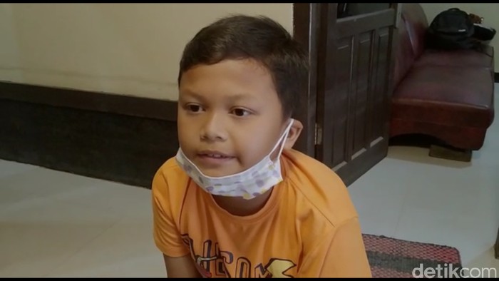 Bocah di Bandung menyumbangkan isi celengannya untuk membeli APD bagi paramedis