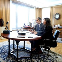 Meski bekerja dari rumah, Ratu Letizia tetap bersolek layaknya pergi ke kantor. Setelan formal bergaya maskulin menjadi andalan perempuan 47 tahun itu. (Foto: Casa de S.M. el Rey Spanish Royal Household via Getty Images)