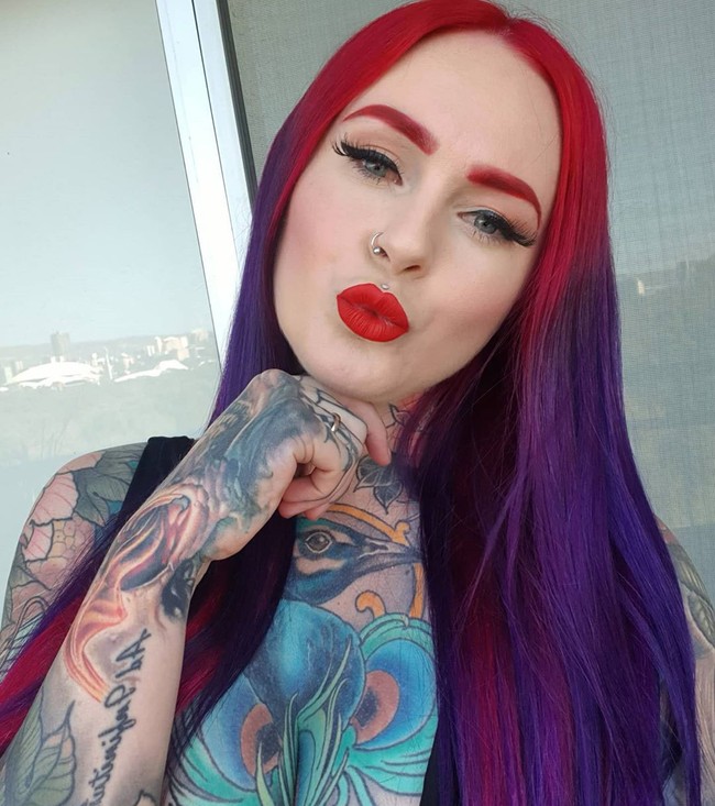 Perempuan 32 tahun itu mengaku kerap mendapat perlakuan diskriminatif karena tubuhnya penuh tato. Ia pernah mengalaminya saat berkunjung ke toko sepatu. Para staf lebih memilih melayani pembeli lain dan mereka bahkan tidak mau melakukan kontak mata denganku, ungkap Sarah kepada Daily Mail. (Foto: Instagram/@rosesarered_23)