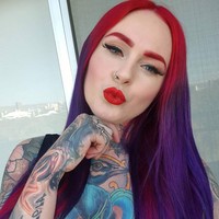 Perempuan 32 tahun itu mengaku kerap mendapat perlakuan diskriminatif karena tubuhnya penuh tato. Ia pernah mengalaminya saat berkunjung ke toko sepatu. Para staf lebih memilih melayani pembeli lain dan mereka bahkan tidak mau melakukan kontak mata denganku, ungkap Sarah kepada Daily Mail. (Foto: Instagram/@rosesarered_23)