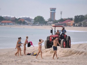 Petugas Naik Traktor Usir Bule yang Asyik Berjemur di Pantai Bali