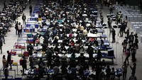 Korea Selatan memutuskan untuk tetap menggelar pemilu di tengah pandemi Corona. Sebanyak 43,9 juta pemilih memberikan hak suaranya dalam pemilihan Parlemen pada Rabu (15/4) kemarin. Chung Sung-Jun/Getty Images.