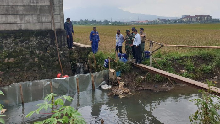 Solar Pertamina Masuk Sungai di Bandung