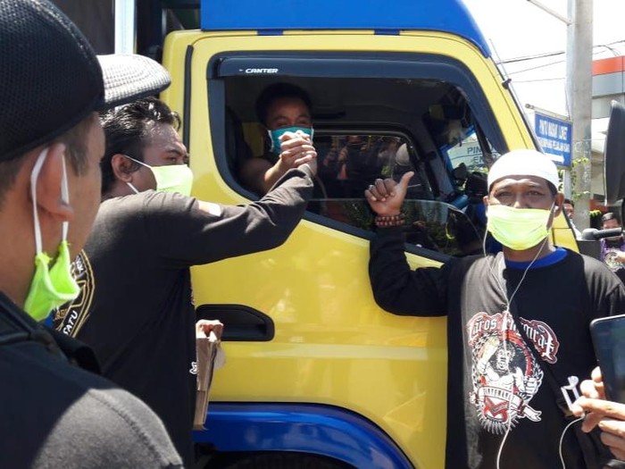 Sopir Truk Banyuwangi Bagikan 1000 Masker ke Sesama Sopir
