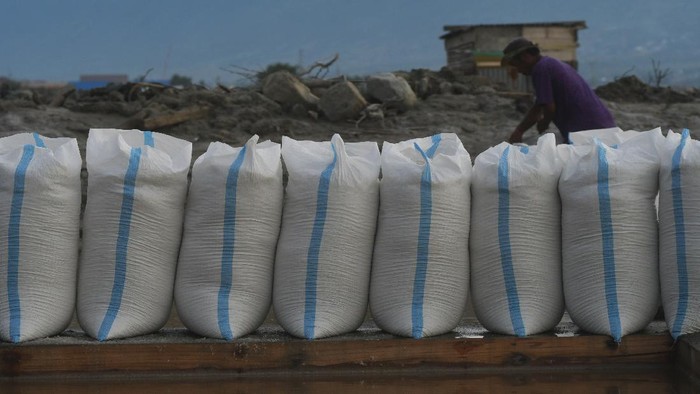Kebutuhan garam diprediksi meningkat di bulan Ramadhan mendatang. Sejumlah petani garam di berbagai tempat pun menggenjot produksi untuk menyimpan stok garam.