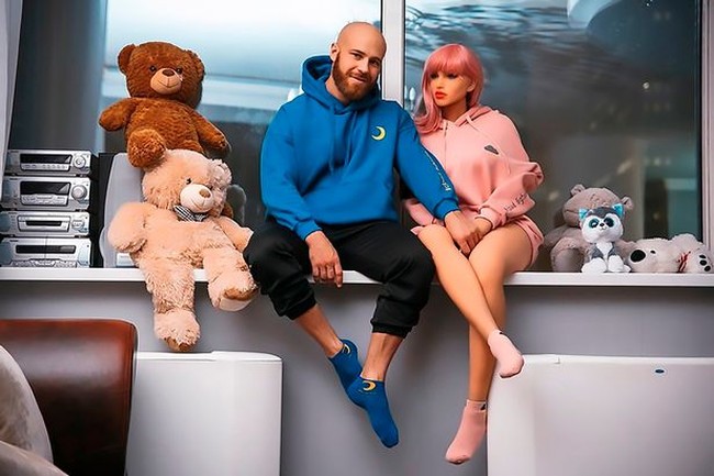 Yuri Tolochko populer di Instagram dengan followers lebih dari 38.700. Hidupnya banyak jadi atensi netizen karena dia menjalani keseharian bersama boneka seks. Boneka seksnya itu disebutnya sebagai kekasihnya yang bernama Margo. Foto: Instagram @ yurii_tolochko
