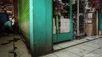 Menurunnya jumlah pengunjung dan jam operasional membuat omset para pedagang ikut merangkak turun.