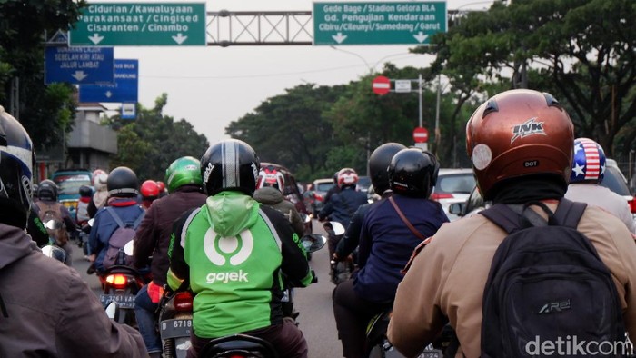 Jelang sepekan PSBB, arus lalu lintas di Kota Bandung padat