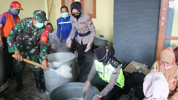 Dapur umum didirikan di Gresik untuk warga terdampak Corona