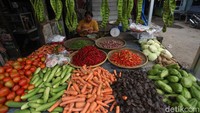 Para pedagang di pasar pun mau tidak mau harus mengikuti peraturan tersebut sebagai upaya mengurangi penyebaran COVID-19.