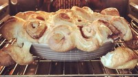 Untuk membuat cinnamon roll memang terlihat mudah, namun prakteknya sangat susah. Kegagalan membuat cinnamon roll pun kerap dialami oleh banyak netizen. Salah satunya terjadi pada netizen berikut, cinnamon roll yang berhasil dipanggang tersebut melebar bahkan jatuh ke atas oven. Foto: Istimewa