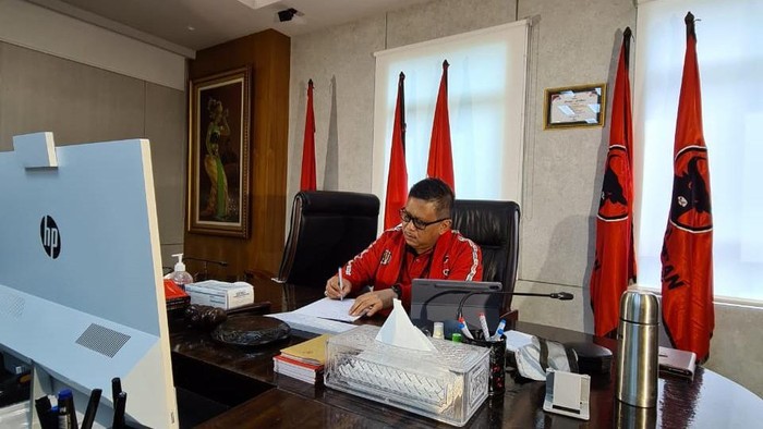 Ketua Umum PDIP Megawati Soekarnoputri menginstruksikan para kepala daerah dan kadernya ikut membantu hentikan penyebaran virus Corona. Hal itu diungkap Sekjen PDIP Hasto Kristiyanto saat menggelar teleconference dengan Mega menyikapi pandemi Corona di Indonesia. Begini potretnya.