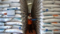 Sekarang banyak kepala daerah yang membeli beras ke Bulog. Kemudian banyak lembaga-lembaga sosial untuk memenuhi kebutuhan masyarakatnya dalam rangka PSBB, atau mengantisipasi pandemi Corona. ANTARA FOTO/Oky Lukmansyah