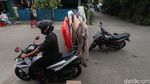 Saat Jemuran Lockdown Penghalang Jalan di Perumahan Bekasi