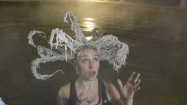 Saking dinginnya Kanada, selang beberapa detik setelah keluar dari kolam air hangat, rambut traveler yang masih basah akan langsung membeku dan dihiasi kembang es. (dok. Takhini Hot Springs Hair Freezing Contest) Saking dinginnya Kanada, selang beberapa detik setelah keluar dari kolam air hangat, rambut traveler yang masih basah akan langsung membeku dan dihiasi kembang es. (dok. Takhini Hot Springs Hair Freezing Contest)