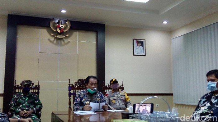 Bupati Banjarnegara Budhi Sarwono saat jumpa pers, Kamis (16/4/2020).