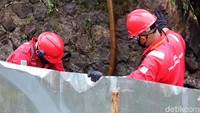 Kebocoran pipa tersebut terjadi di Kelurahan Babakan Penghulu 01/05, Kecamatan Cinambo. Kejadian ini terjadi, Minggu (12/4) malam lalu. Laporan diterima langsung Dansektor 22 Citarum Harum.  