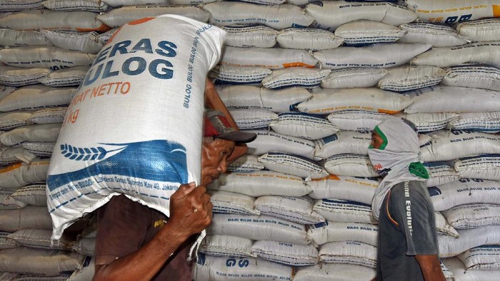 Pekerja menata stok beras di Gudang Bulog Sub Drive Serang, Banten, Jumat (3/4/2020). Dirut Perum Bulog Budi Waseso menyatakan stok beras saat ini sebanyak 1,65 juta ton beras medium dan 170 ribu ton beras, cukup untuk kebutuhan puasa hingga lebaran. Stok beras akan bertambah sekitar 1,7 juta ton lagi dari hasil serapan gabah petani pada puncak masa panen bulan April-Mei. ANTARA FOTO/Asep Fathulrahman/pras.