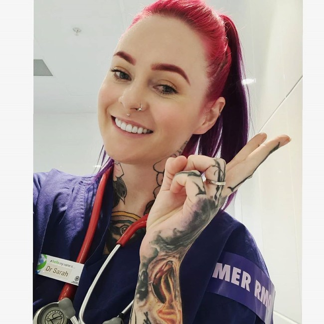 Inilah Sarah Jane, dokter asal Adelaide, Australia, yang turut terlibat dalam menangani pasien COVID-19. Sosoknya pernah menjadi sorotan lantaran tubuhnya penuh dengan tato. (Foto: Instagram/@rosesarered_23)