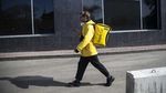 Demi Cuan, Pengusaha Rusia jadi Kurir Makanan Saat Lockdown