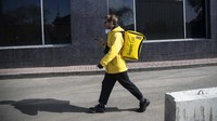 Sergei Nochovnyy adalah salah satu pemilik perusahaan bisnis dengan kantor di Rusia dan China yang mulai bekerja sebagai kurir pengiriman makanan untuk orang-orang yang tidak bisa keluar rumah karena lockdown.