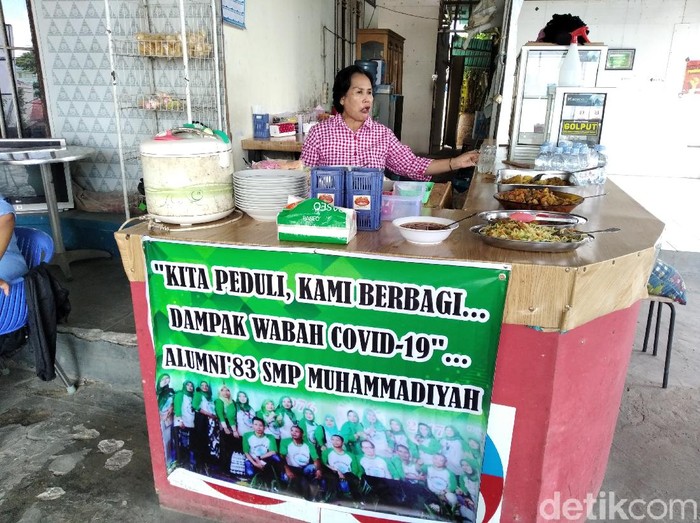 Alumni SMP Muhammadiyah Samarinda memberi uang ke pedagang agar makanannya bisa dibagikan ke buruh, ojek, hingga jurnalis (Suriyatman/detikcom)