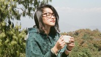 Ini adalah salah satu momen traveling Twindy. Melalui keterangan foto yang menuliskan, Deep breaths and tea cups to make my day,, Tulisan itu untuk mengungkap suasana asrinya alam yang ia rasakan. Foto: Instagram @twindyrarasati