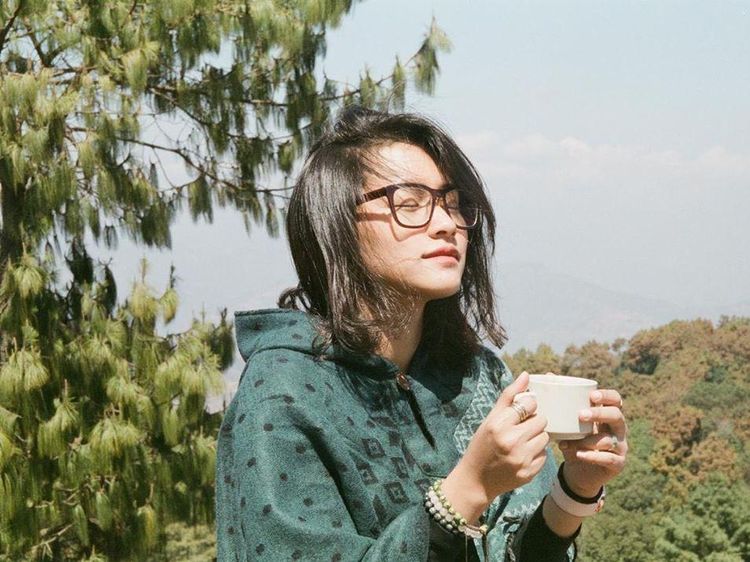 Suka Fotografi, Ini Potret Cantik Twindy Rarasari saat di Kafe Kekinian