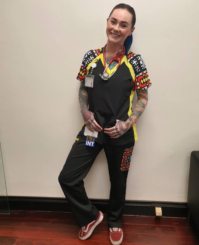 Karena pesan positif tersebut, Sarah Jane kebanjiran pujian di kolom komentar. Terima kasih untuk semua yang kamu lakukan dan sudah mau menjadi panutan/inspirasi bagi banyak orang, tulis seorang netizen. Ada pula yang menulis, Keren, kamu legendaris! Tetap aman dan terima kasih untuk kontribusimu. (Foto: Instagram/@rosesarered_23)