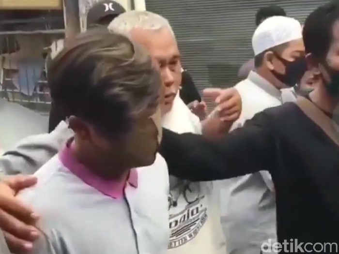 Video remaja yang dianggap menistakan Nabi Muhammad SAW viral di Instagram. Remaja itu kemudian diamankan polisi lalu diserahkan ke Polrestabes Surabaya.