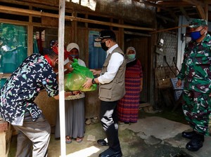 Bupati Anas Beri Bantuan Pelaku Pariwisata yang Terdampak Corona