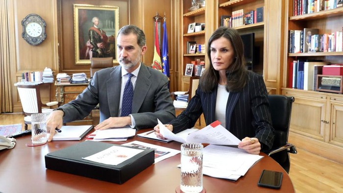 MADRID, SPAIN - MARCH 27: In this handout photo provided by Casa de S.M. el Rey Spanish Royal Household, King Felipe of Spain and Queen Letizia of Spain take part in a video conference with the Spanish Committee of Representatives Of People with Disabilities, (CERMI) at Zarzuela Palace on March 27, 2020 in Madrid, Spain. (Photo by Casa de S.M. el Rey Spanish Royal Household via Getty Images)