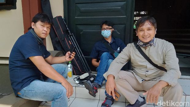 Pencari cacing hingga fotografer bertahan di tengah pandemi Corona, Kamis (16/4/2020)