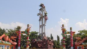 Potret Patung Dewa Setinggi 30 Meter yang Runtuh di Tuban