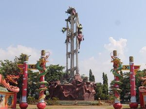 Potret Patung Dewa Setinggi 30 Meter yang Runtuh di Tuban